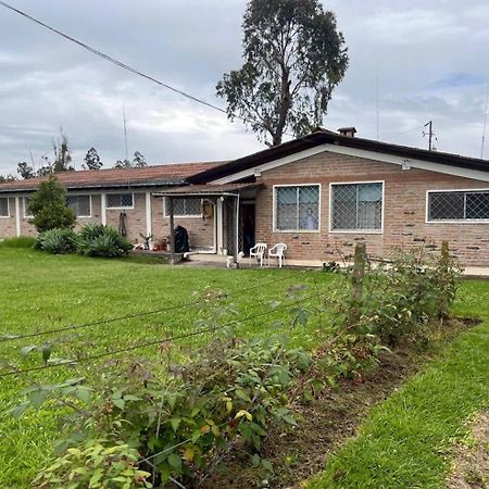 Quito Eco Lodge @Tababela Airport Exterior foto